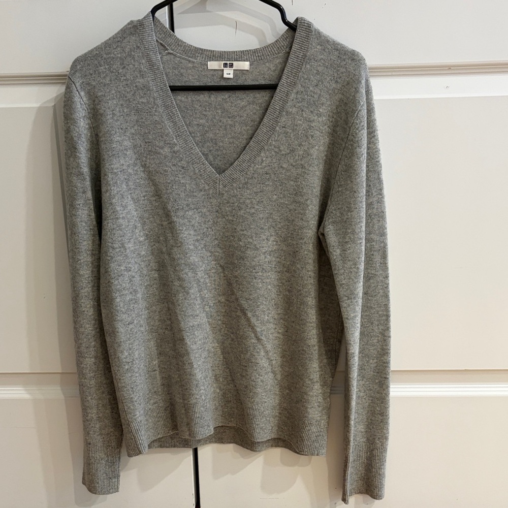 Uniqlo Women's Light Gray V-Neck Sweater
